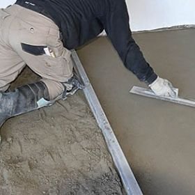 Hoe maak ik een cementdekvloer met zandcementmortel met een drijfrei / vloerentrekker?