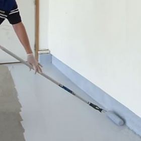 Hoe kan ik een betonnen vloer verven?