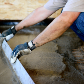 Hoe maak ik een cementdekvloer met zandcementmortel met een drijfrei / vloerentrekker?