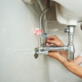 Afvoer van wastafel (wastafelafvoer) aansluiten