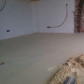Hoe maak ik een extra grote cementdekvloer?