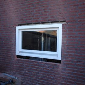 Raam in gevel plaatsen