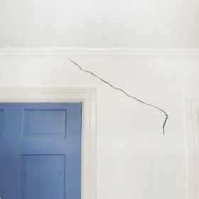 Hoe repareer ik een beschadigde pleisterwand?