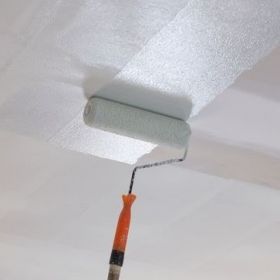 Hoe schilder ik mijn gestucte plafond?