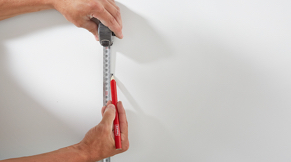 De_1-meterlijn_markeren_op_de_muur_cementdekvloer_maken