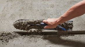 houten_regels_verwijderen_en_vloer_schuren_cementdekvloer_maken