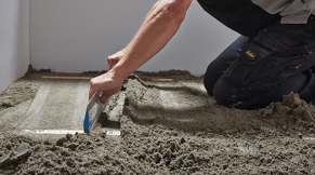 mortel_over_vloer_verdelen_cementdekvloer_maken